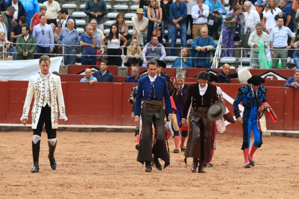 Duas orelhas para Ventura em Salamanca num festejo suspendido ao quarto toiro pelo imponente dilúvio