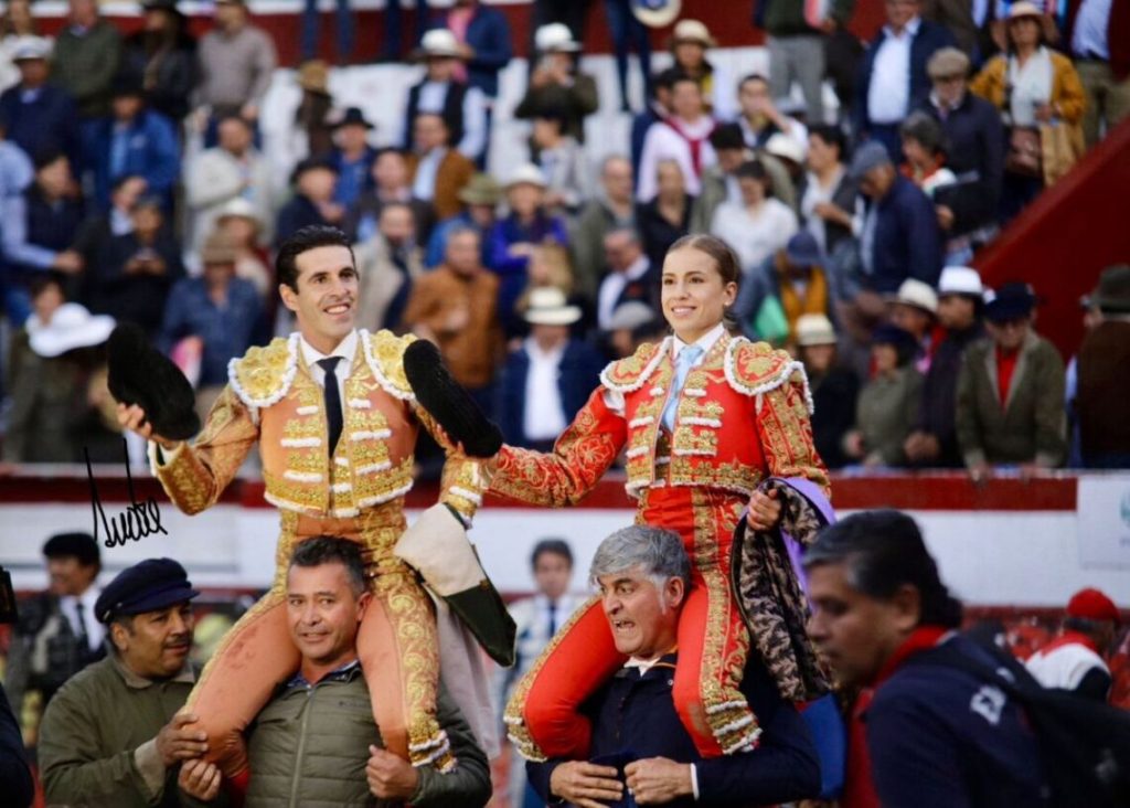 Talavante e Olga Casado em ombros em Latacunga