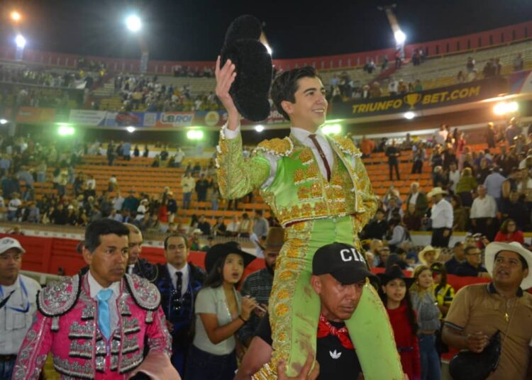 Marco Pérez a ombros no seu debute em San Cristóbal