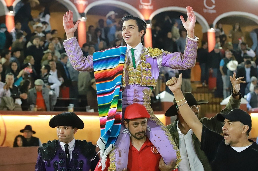 Marco Pérez a ombros em Tlaxcala