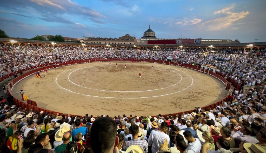 Praça quase cheia e três orelhas na encerrona benéfica de Álvaro Lorenzo em Toledo