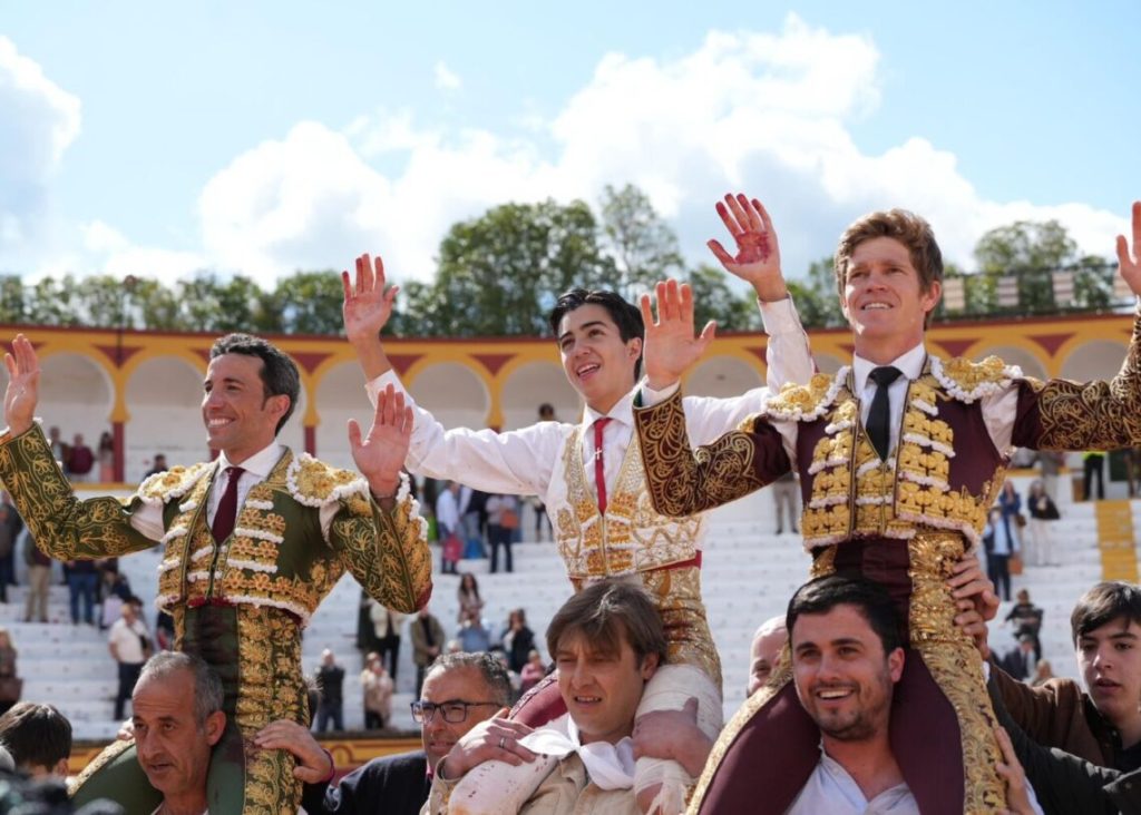 Terna a ombros na matinal de Olivenza e voltareta de Marco Pérez