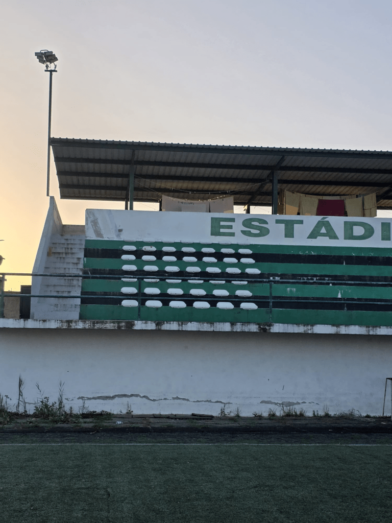 Antigas cadeiras da Praça de Touros Daniel do Nascimento passam a equipar bancada do Estádio do Juncal