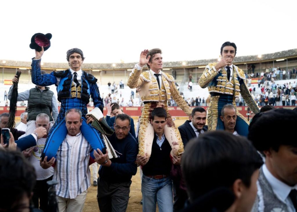 Castella, Perera e Borja a ombros em Cabra