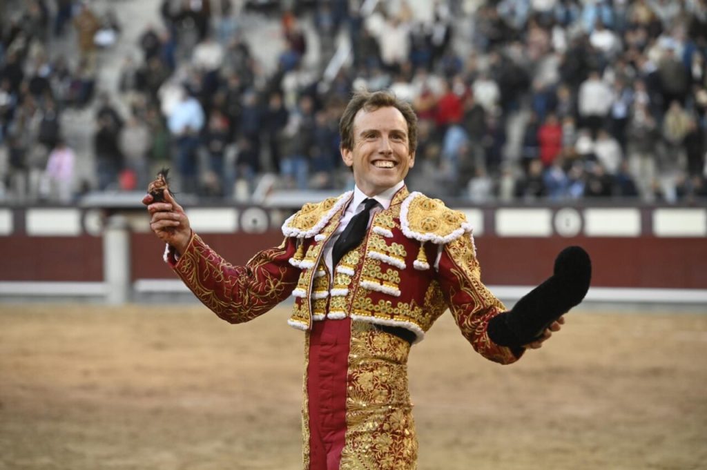 Román corta a única orelha de Madrid, David Galván colhido