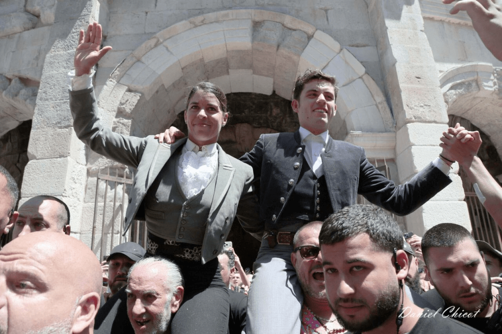 Lea e Guillermo pela Porta dos Cônsules em Nimes