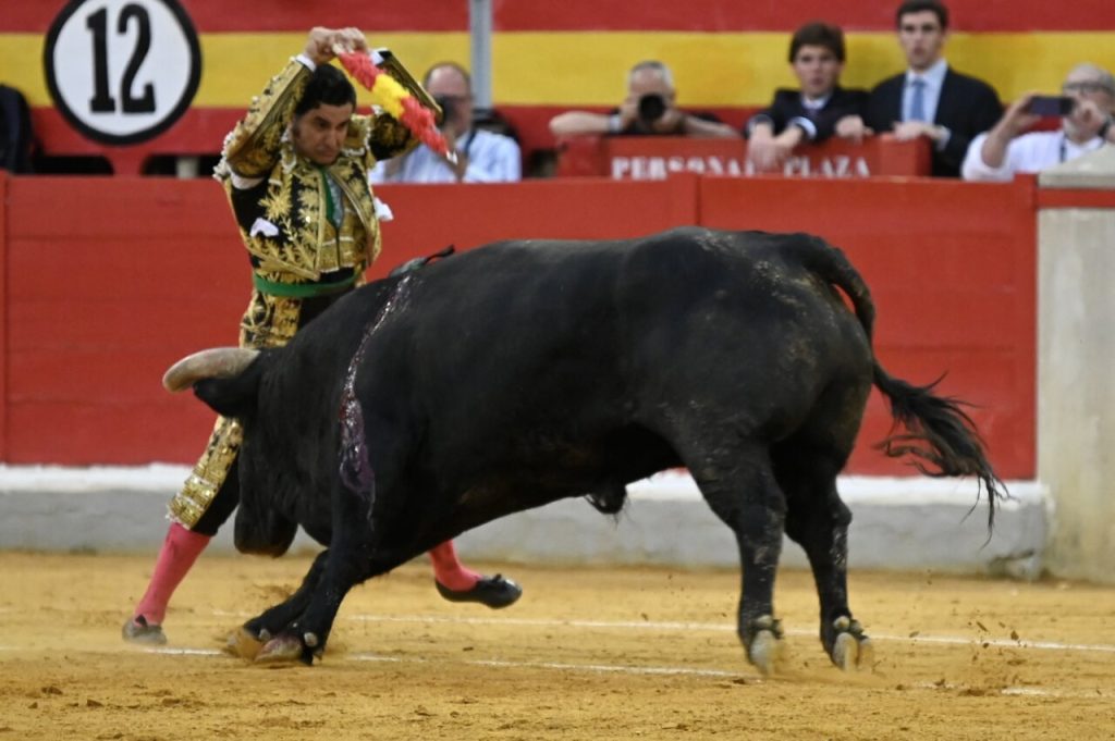 Morante e Aguado dividem tércio de bandarilhas com Fandi em Granada