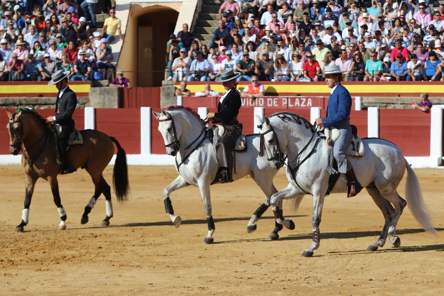 Andy, Lea e Guillermo a ombros em Plasencia