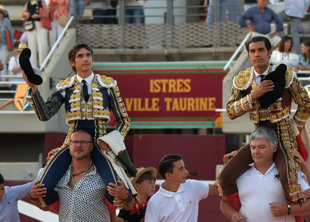 Castella indulta e sai a ombros com Diego San Román em Istres