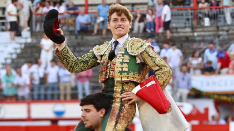 Álvaro Serrano a ombros na primeira de Santander