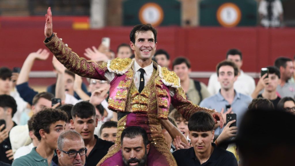 Samuel Navalón a ombros na terceira de Valencia