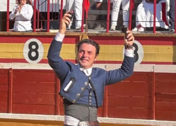 Andy Cartagena a ombros em Tudela