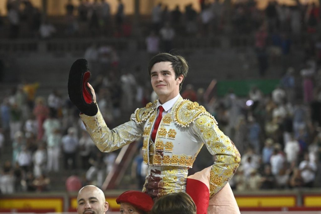 Mario Vilau a ombros no primeiro festejo de San Fermín