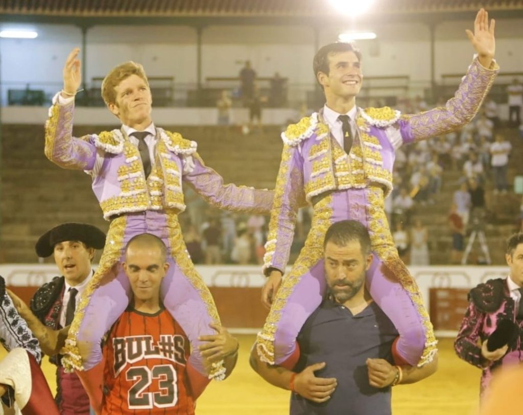 Borja Jiménez e Samuel Navalón em ombros em Manzanares
