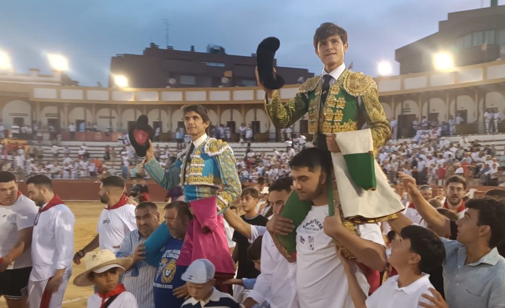Castella e Aarón Palácio em ombros em Teruel