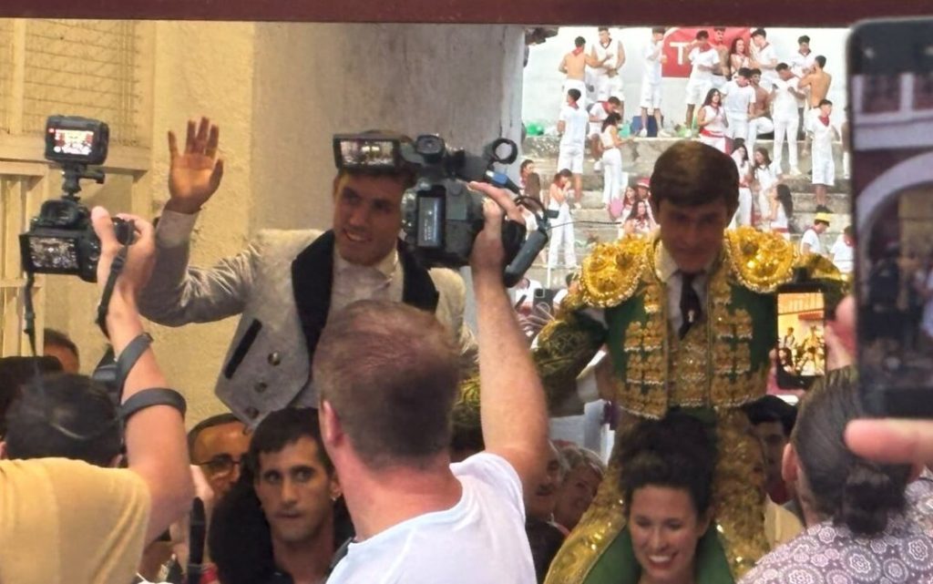 Aarón Palácio e Guillermo a ombros em Estella