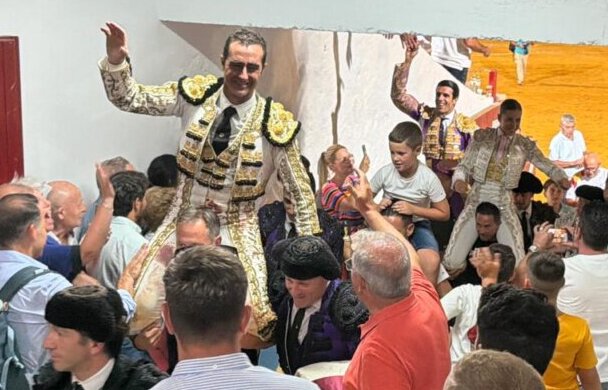 Todos a ombros em Berja