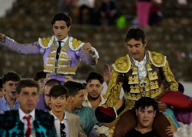 David Gil e Marcos Linares a ombros em Linares