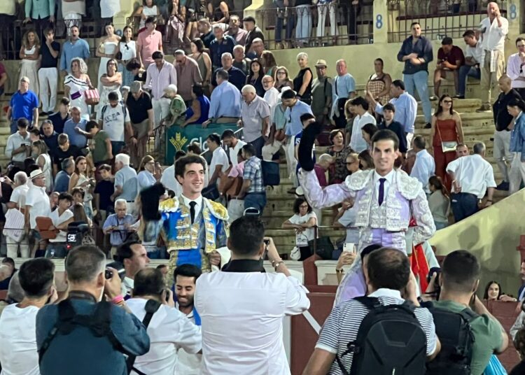 Fernando Adrián e Víctor Hernández a ombros em Cuenca