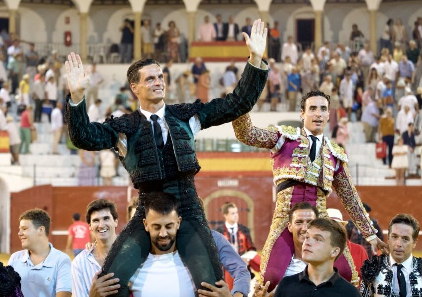 David Galván e Joaquín Galdós a ombros em San Roque
