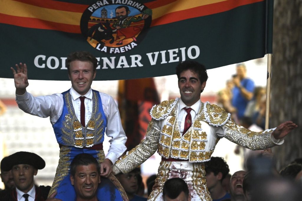 Miguel de Pablo e Clemente a ombros em Colmenar Viejo com touros de Assunção Coimbra