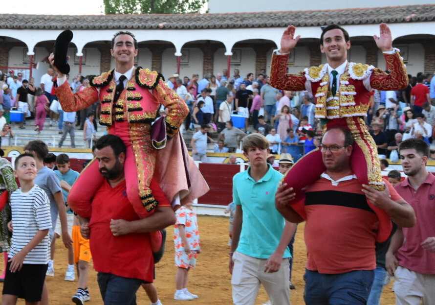 Fandi e Ismael Martín a ombros em Peñaranda de Bracamonte