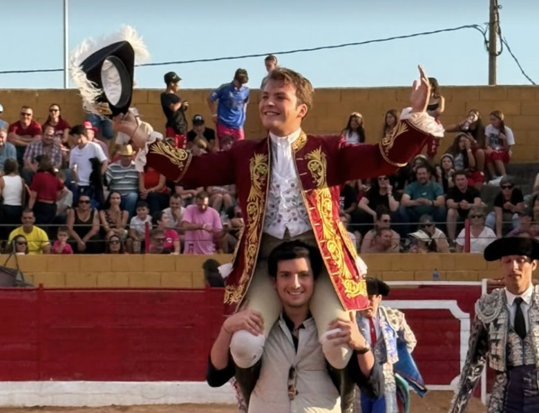 Funtanet a ombros em Santa Eulalia del Campo, num festejo ainda com Moura Caetano