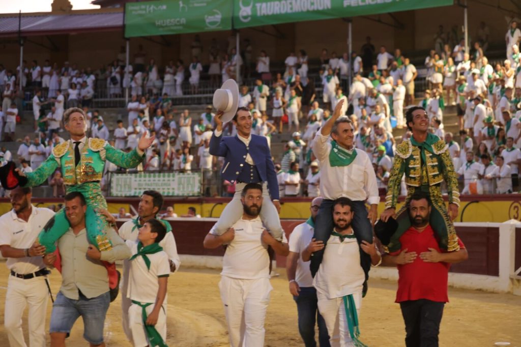 Terna e ganadeiro a ombros em Huesca