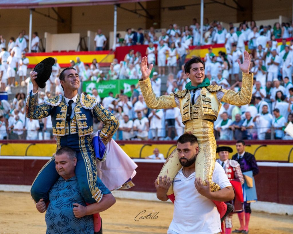 Fandi e Marco Pérez a ombros na segunda de Huesca