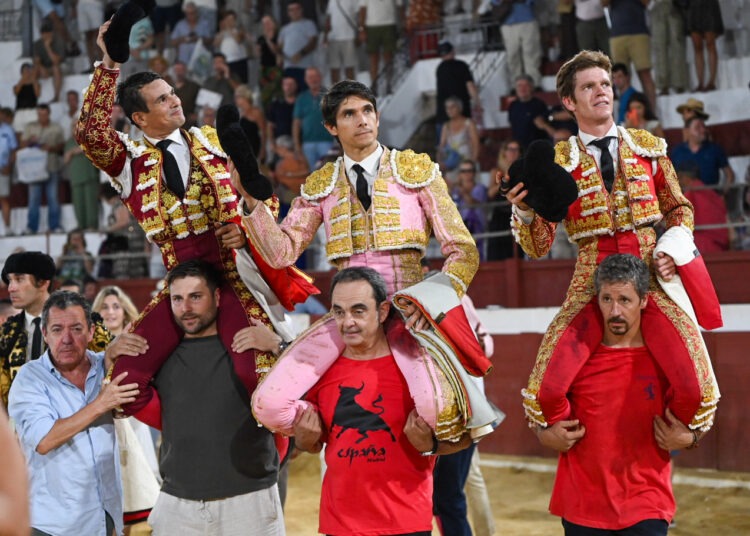 Castella, Manzanares e Borja Jiménez a ombros em Ondara