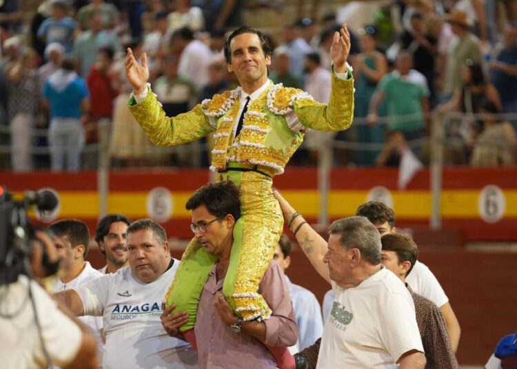 Juan Ortega a ombros na segunda de Almería