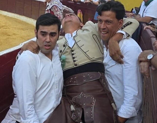 Pérez de Gregório colhido e Leonardo e Lea a ombros em Huesca