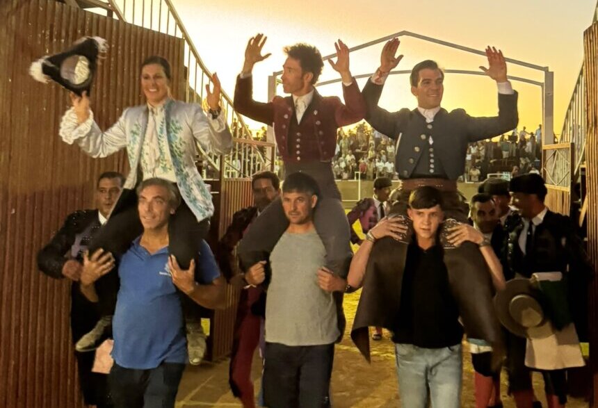 Ana Rita a ombros com Leonardo e Fernández em Monesterio