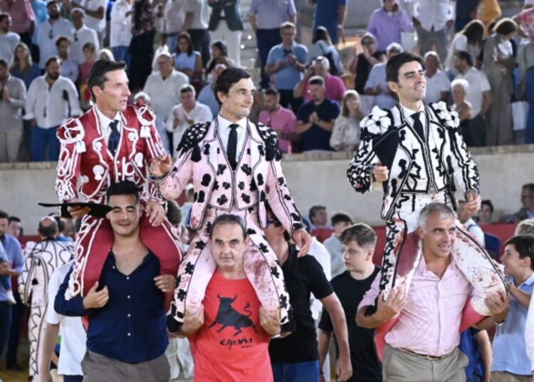 Urdiales, Perera e Ureña a ombros em Lorca
