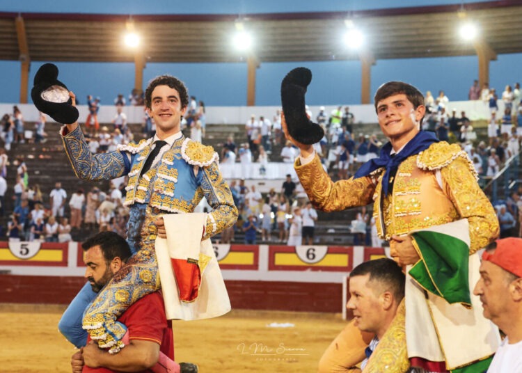 Victor Hernández e Aarón Palácio a ombros em Ejea de Los Caballeros