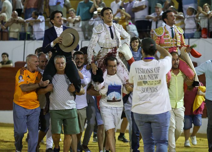Ventura, Roca Rey e Miranda a ombros em Villanueva del Arzobispo