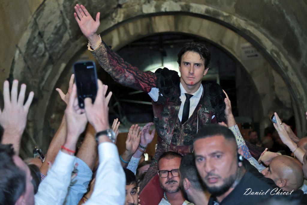 Andrés Roca Rey pela Porta dos Cônsules em Nimes