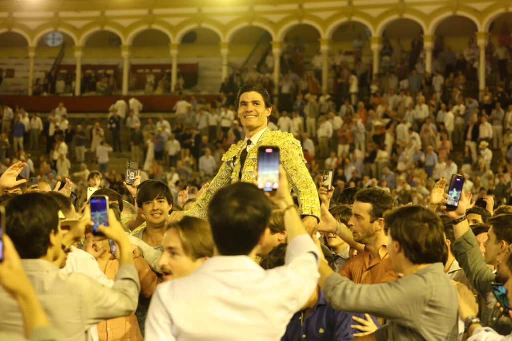 Pablo Aguado emociona Sevilha e sai a ombros pela Porta do Príncipe