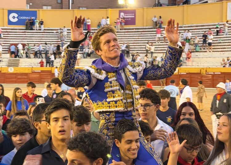 Borja Jiménez a ombros em Guadalajara