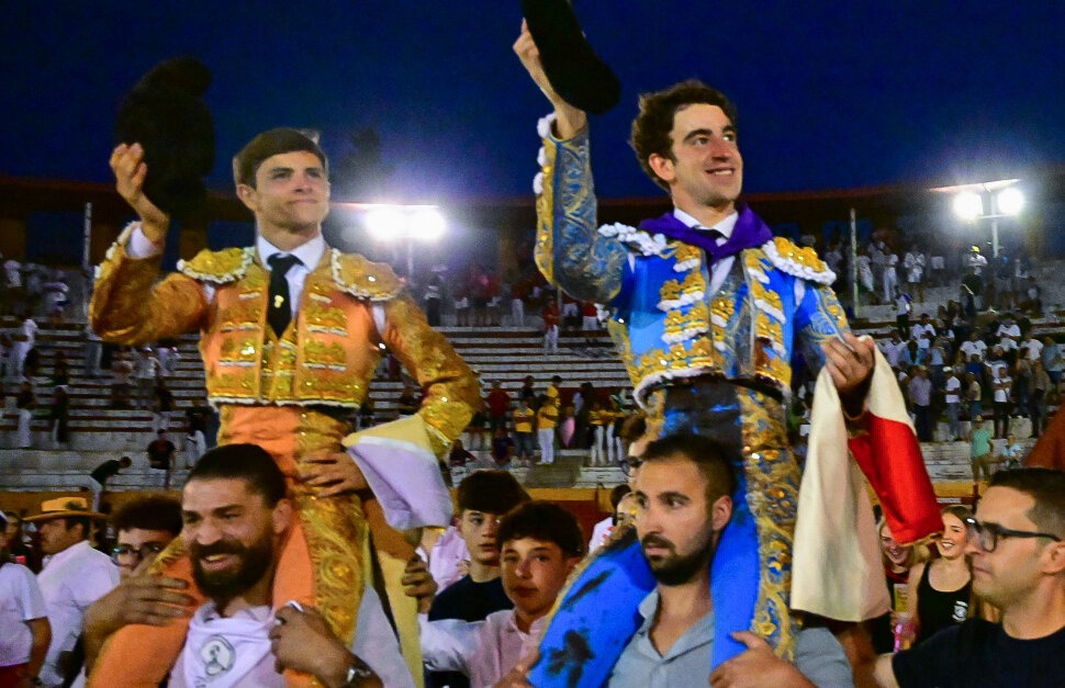 Víctor Hernández e Aarón Palácio a ombros em Guadalajara