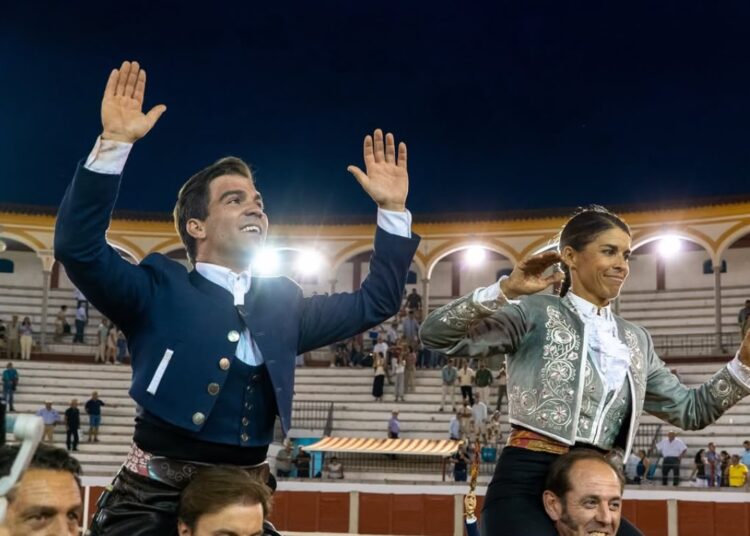 Lea e Sebastián Fernández a ombros em Pozoblanco