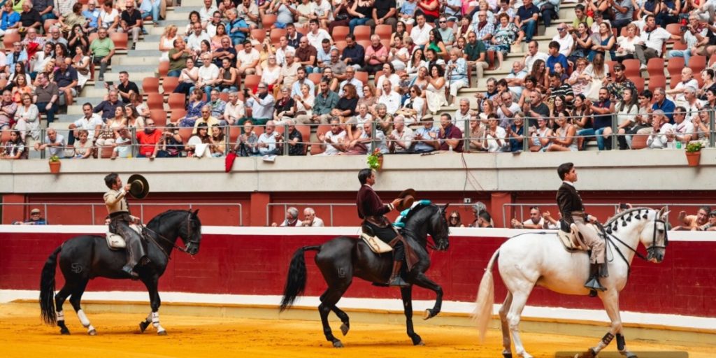 Guillermo Hermoso de Mendoza em ombros na primeira de Logroño com touros de Romão Tenório