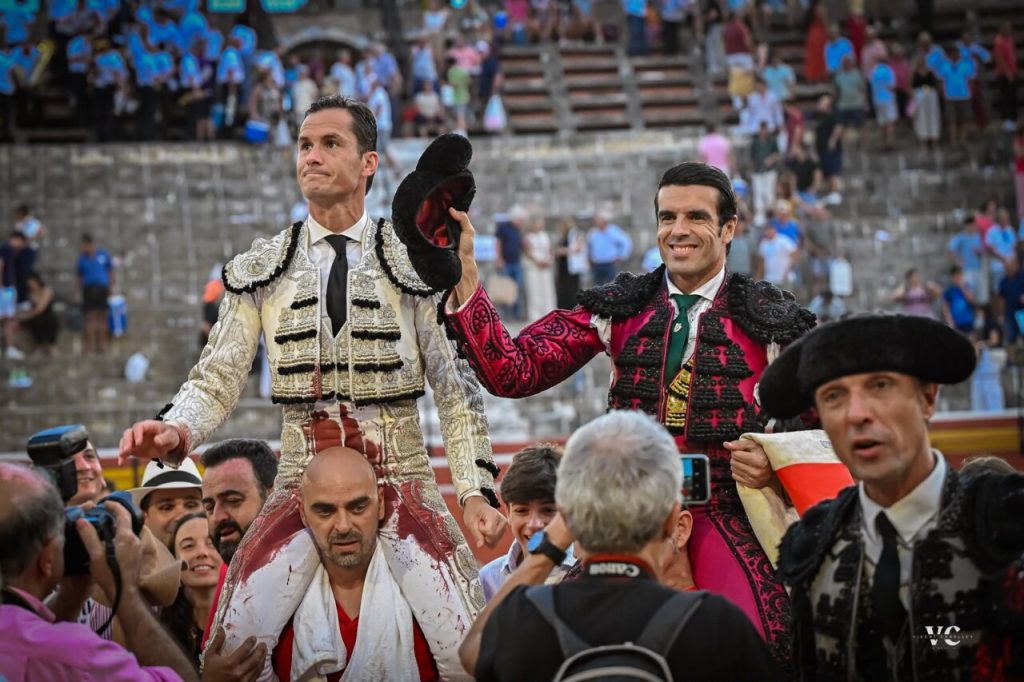 Daniel Luque e Emilio de Justo a ombros em Utiel