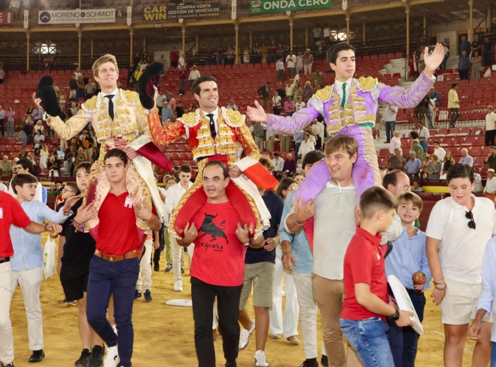 Emilio de Justo, Borja Jiménez e Marco Pérez a ombros na quinta de Murcia