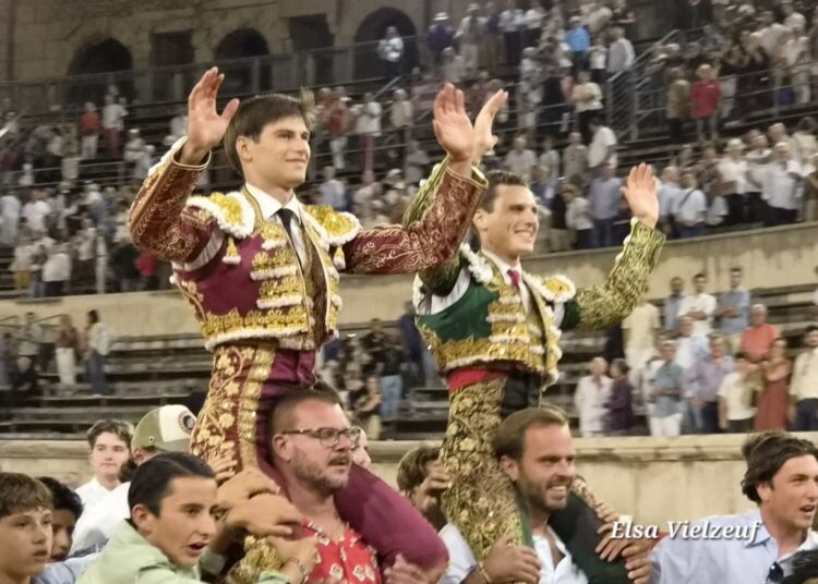 Porta Grande em Nimes para Adriano e El Rafi