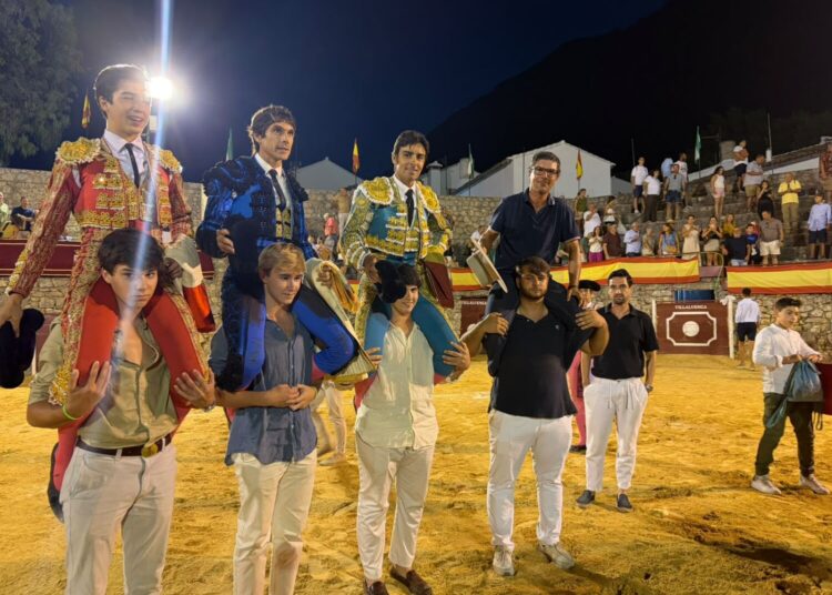 Castella, Perera e Pérez a ombros em Villaluenga del Rosario