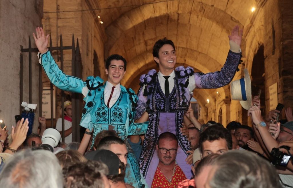Roca Rey com a cara e a cruz em Arles