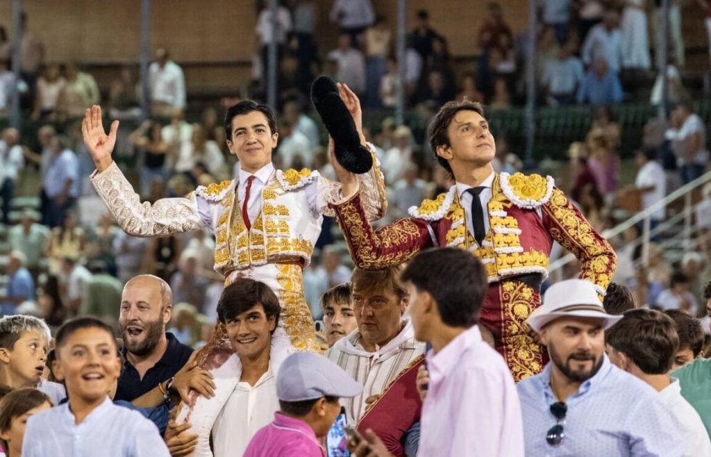 Roca Rey e Marco Pérez a ombros em Salamanca