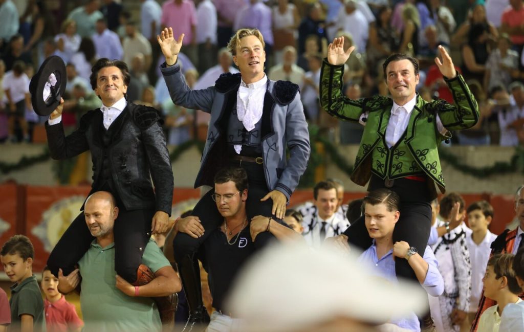 Rui Fernandes, Andy Cartagena e Diego Ventura a ombros em Morón de La Frontera