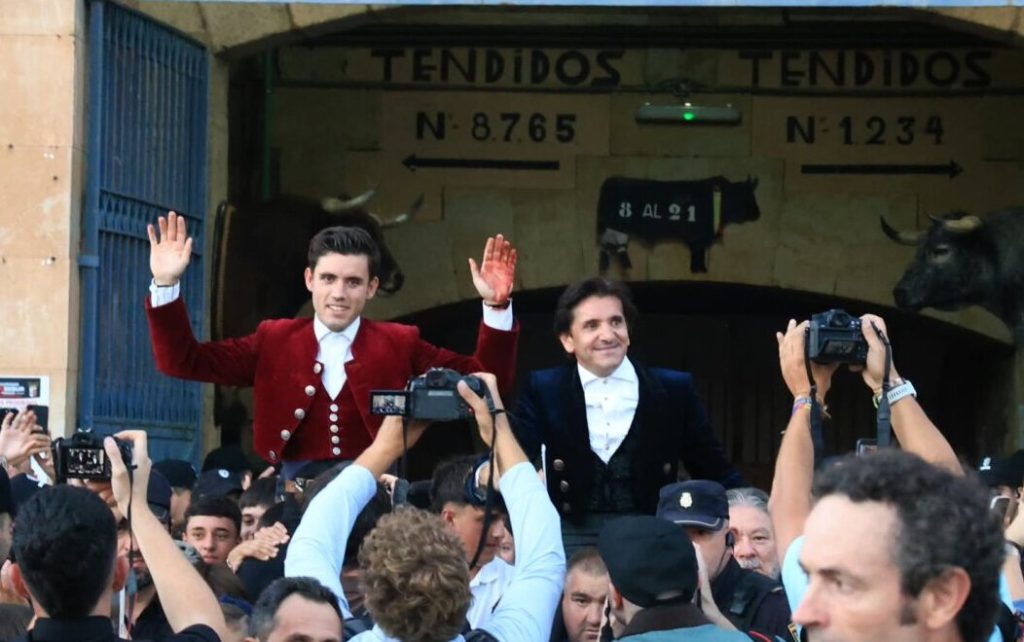 Orelha para Fernandes, Ventura e Guillermo a ombros em Salamanca